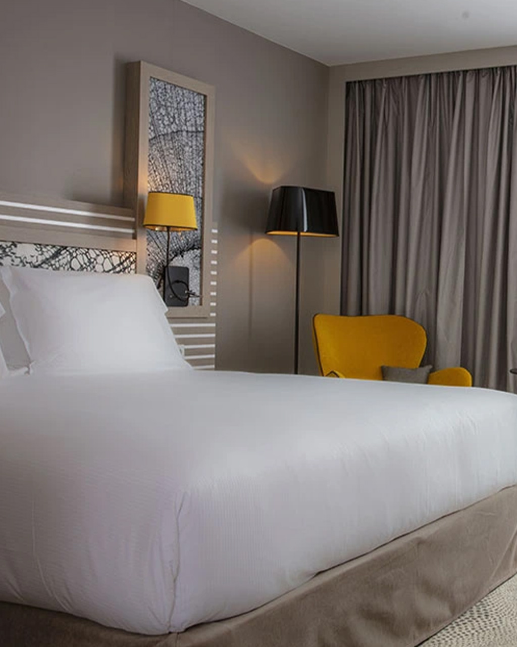 Loin des codes du restaurant d’hôtel, le mobilier et les luminaires composent une atmosphère chaleureuse et décontractée. Un lieu pensé comme une pièce à vivre, où l’on vient manger, échanger et prendre le temps.