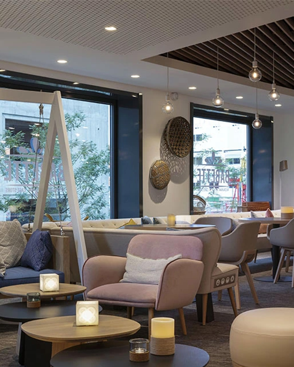 Loin des codes du restaurant d’hôtel, le mobilier et les luminaires composent une atmosphère chaleureuse et décontractée. Un lieu pensé comme une pièce à vivre, où l’on vient manger, échanger et prendre le temps.