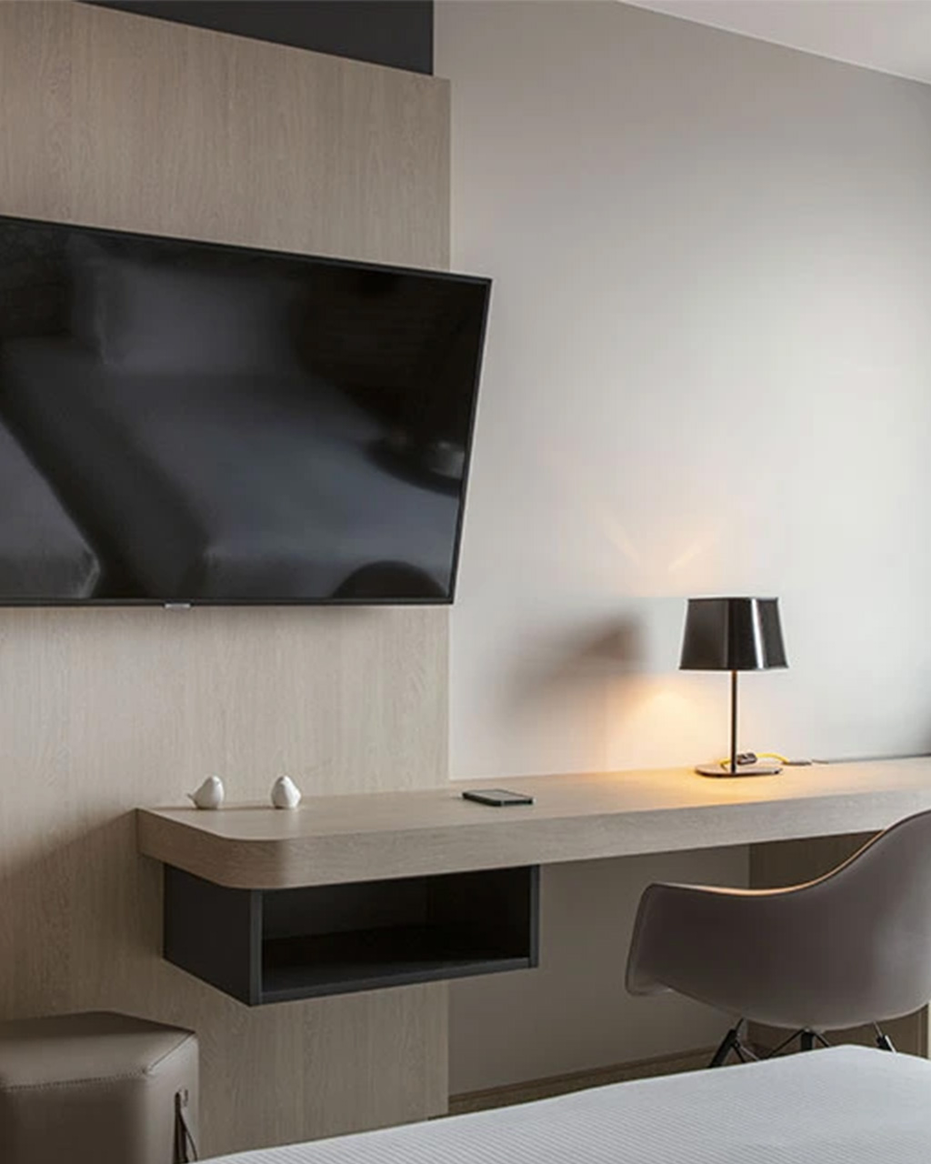 Loin des codes du restaurant d’hôtel, le mobilier et les luminaires composent une atmosphère chaleureuse et décontractée. Un lieu pensé comme une pièce à vivre, où l’on vient manger, échanger et prendre le temps.