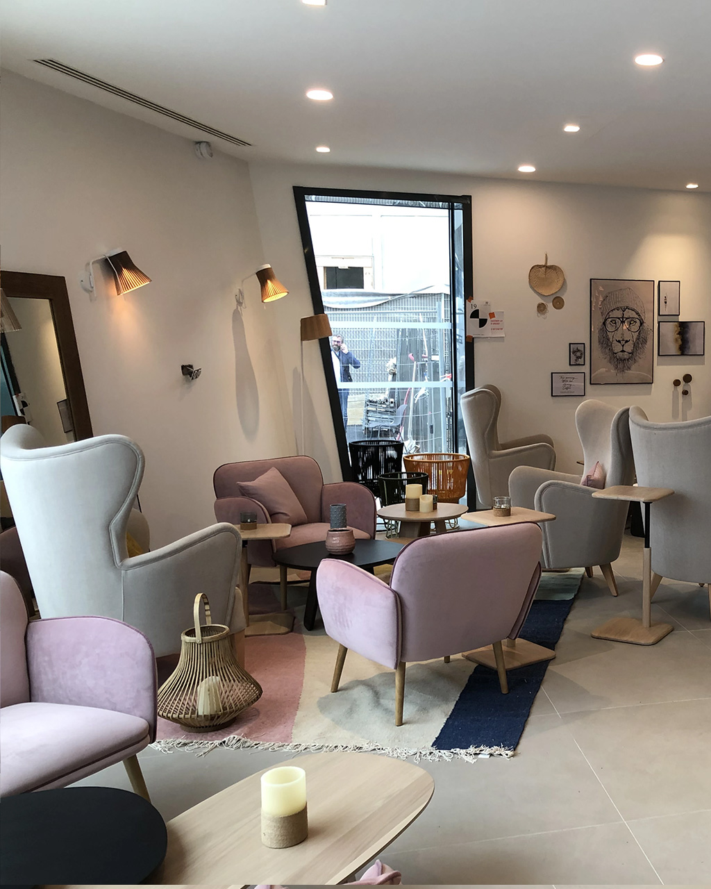 Loin des codes du restaurant d’hôtel, le mobilier et les luminaires composent une atmosphère chaleureuse et décontractée. Un lieu pensé comme une pièce à vivre, où l’on vient manger, échanger et prendre le temps.