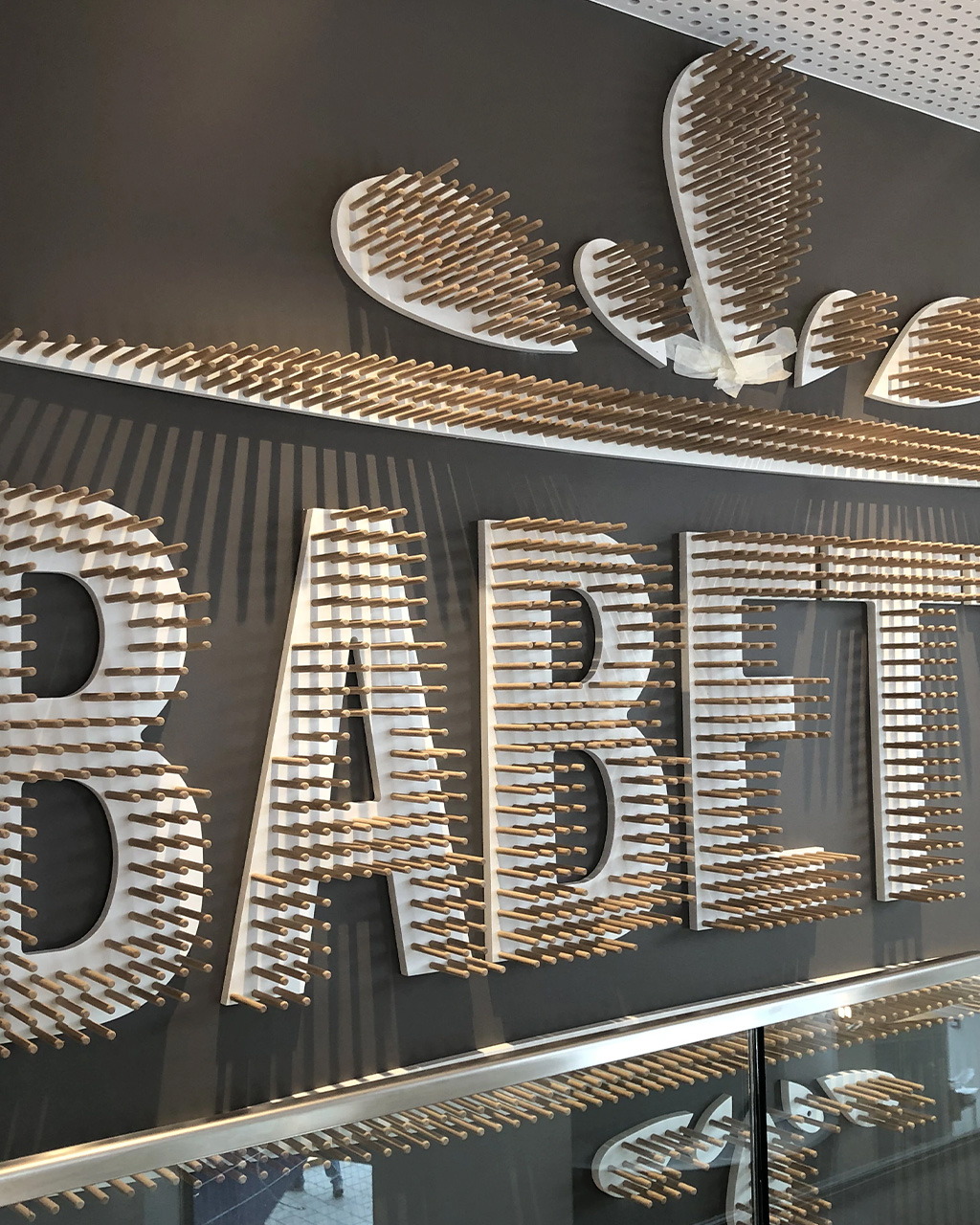 Loin des codes du restaurant d’hôtel, le mobilier et les luminaires composent une atmosphère chaleureuse et décontractée. Un lieu pensé comme une pièce à vivre, où l’on vient manger, échanger et prendre le temps.