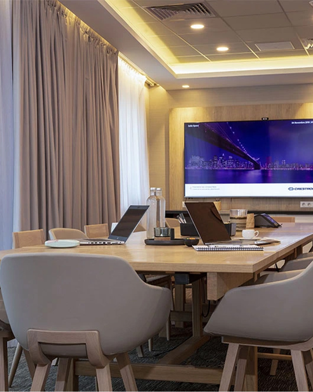 Loin des codes du restaurant d’hôtel, le mobilier et les luminaires composent une atmosphère chaleureuse et décontractée. Un lieu pensé comme une pièce à vivre, où l’on vient manger, échanger et prendre le temps.