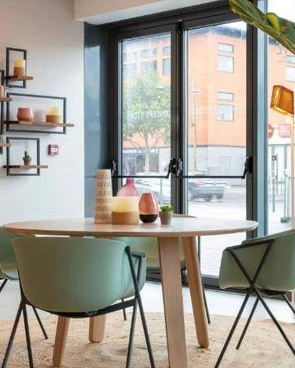 Loin des codes du restaurant d’hôtel, le mobilier et les luminaires composent une atmosphère chaleureuse et décontractée. Un lieu pensé comme une pièce à vivre, où l’on vient manger, échanger et prendre le temps.