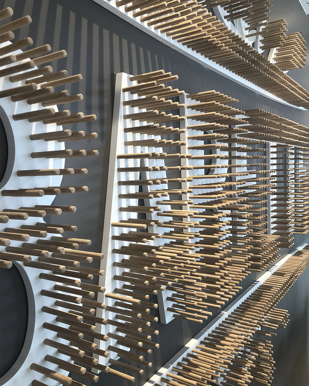 Loin des codes du restaurant d’hôtel, le mobilier et les luminaires composent une atmosphère chaleureuse et décontractée. Un lieu pensé comme une pièce à vivre, où l’on vient manger, échanger et prendre le temps.
