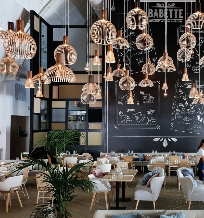 Pensé comme une « maison » chaleureuse et conviviale, Babette complète l’expérience du Hilton Garden Inn tout en s’ouvrant à une clientèle extérieure. Une identité construite autour de teintes douces, de matières naturelles et d’un esprit authentique, pour créer un lieu vivant où l’on vient autant partager un repas que passer un moment.