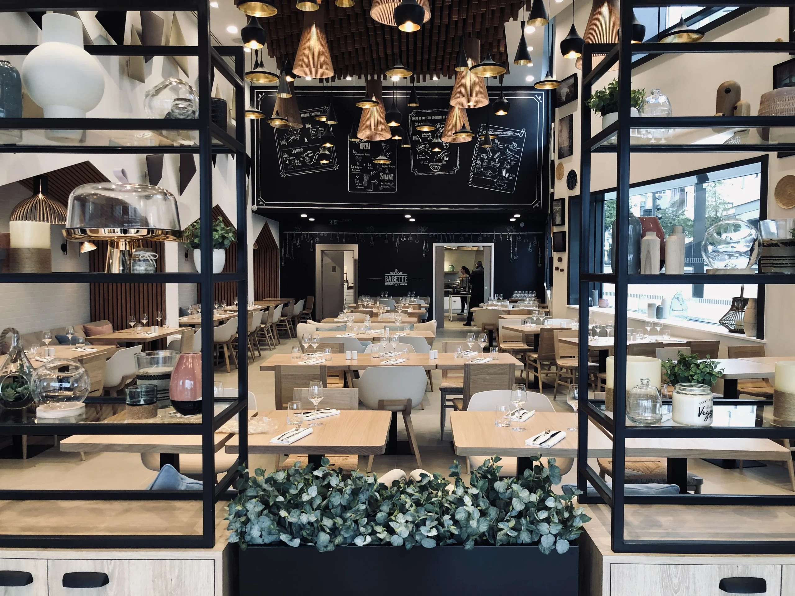 Hilton Garden Inn Massy : 152 chambres. Un hôtel pensé pour une clientèle affaires et loisirs, où les standards Hilton rencontrent une identité chaleureuse et singulière. Notre approche : travailler les matières, les agencements et les circulations pour créer des espaces communs fluides, fonctionnels et accueillants. Une conception menée en étroite collaboration avec l’exploitation et le chef cuisinier, afin d’intégrer les usages réels dès la phase de design.