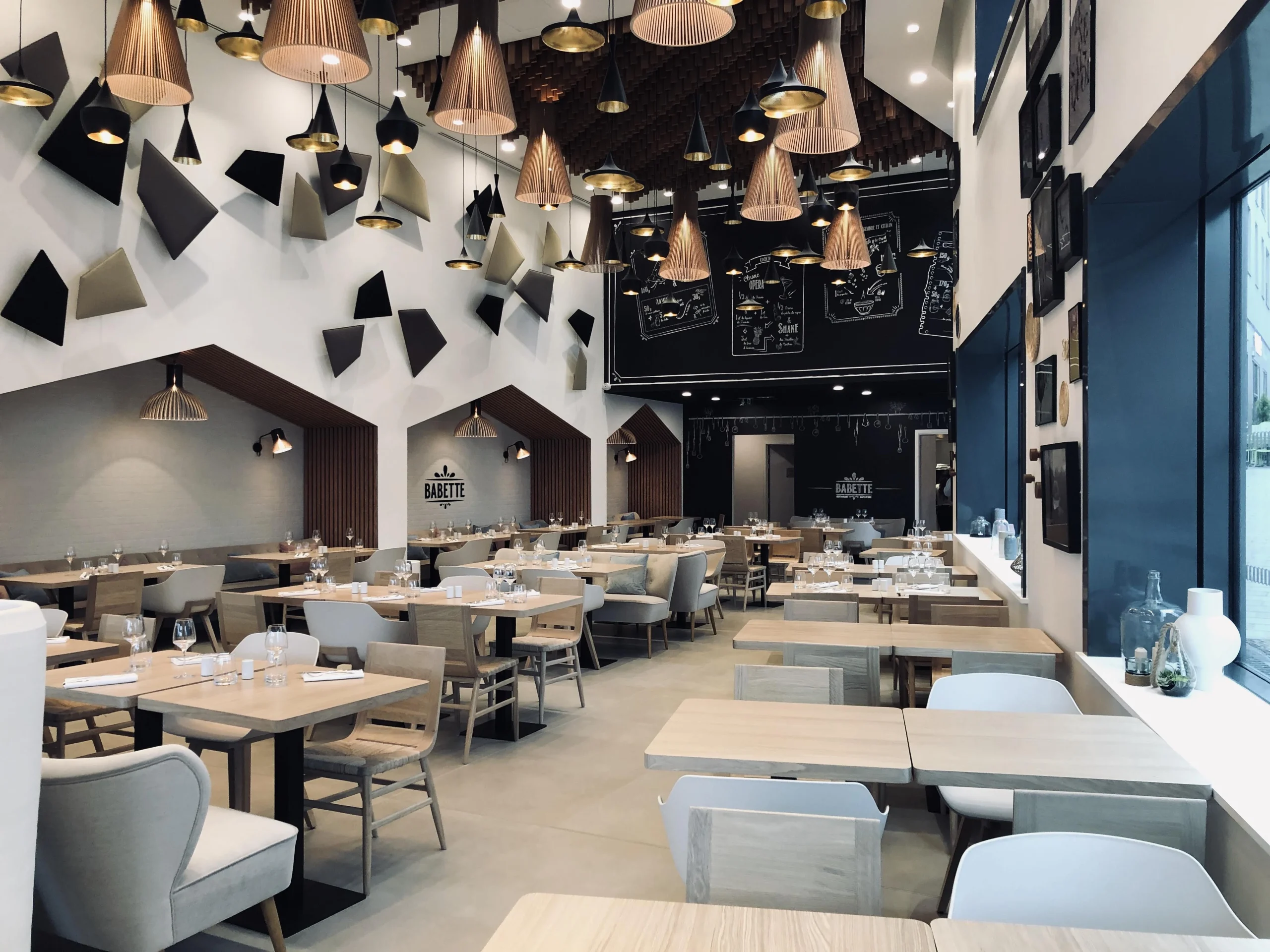 Loin des codes du restaurant d’hôtel, le mobilier et les luminaires composent une atmosphère chaleureuse et décontractée. Un lieu pensé comme une pièce à vivre, où l’on vient manger, échanger et prendre le temps.
