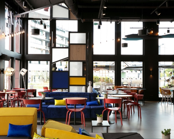 Découvrez un lieu où l’énergie du Pop Art réveille le patrimoine strasbourgeois. À deux pas de la cathédrale, le tout premier Aloft by Marriott ouvert en France casse les codes de l’hôtellerie traditionnelle pour offrir une vraie pause créative et chaleureuse.