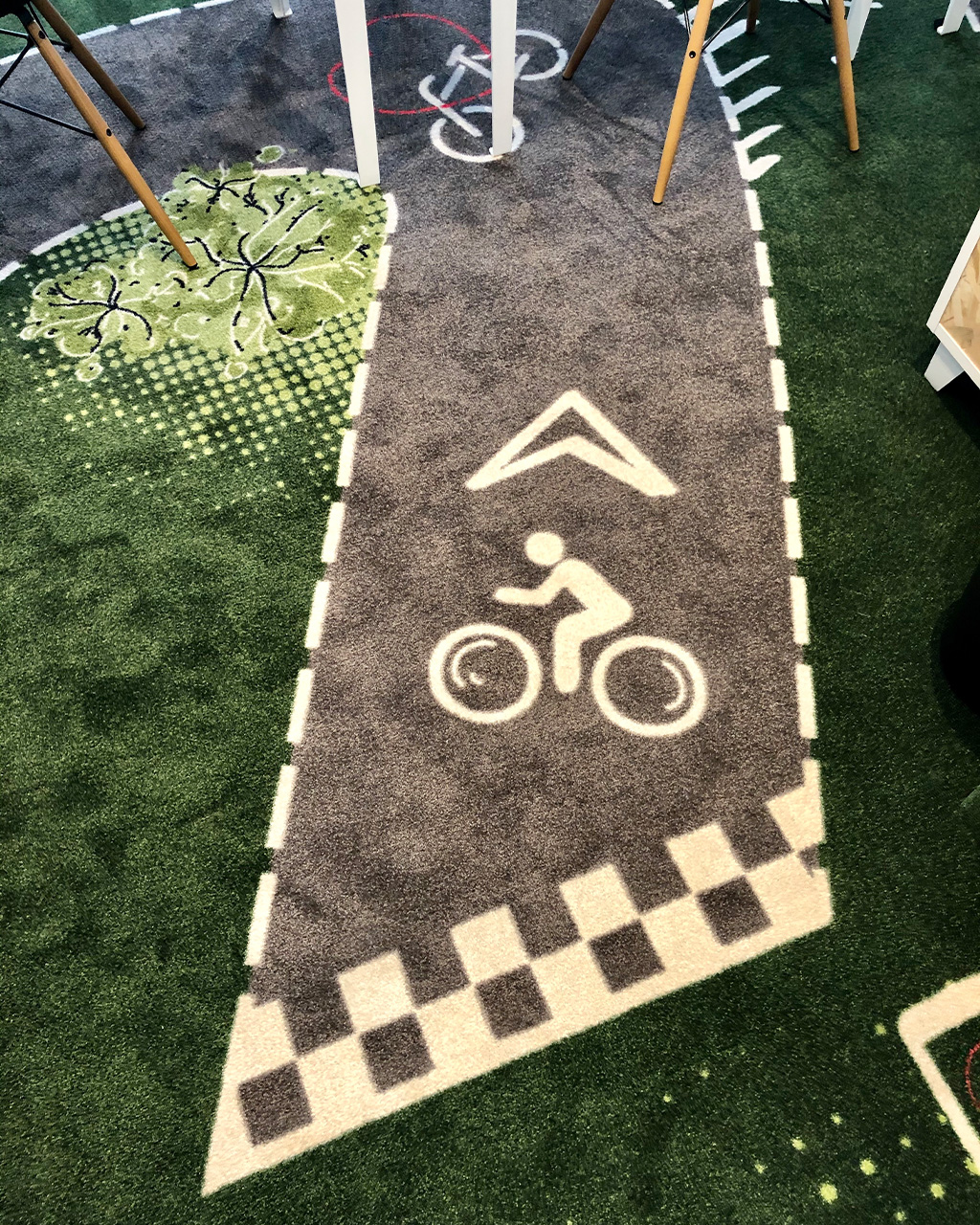 La touche Aloft Strasbourg : faire dialoguer l’univers pop et décalé de la marque avec l’identité de la ville. Le vélo, l’architecture et les symboles de Strasbourg sont réinterprétés à travers les couleurs, les graphismes et les jeux de lumière de la façade. Une identité forte qui accompagne le client dès l’extérieur et se prolonge naturellement dans l’ensemble des aménagements intérieurs de l’hôtel.
