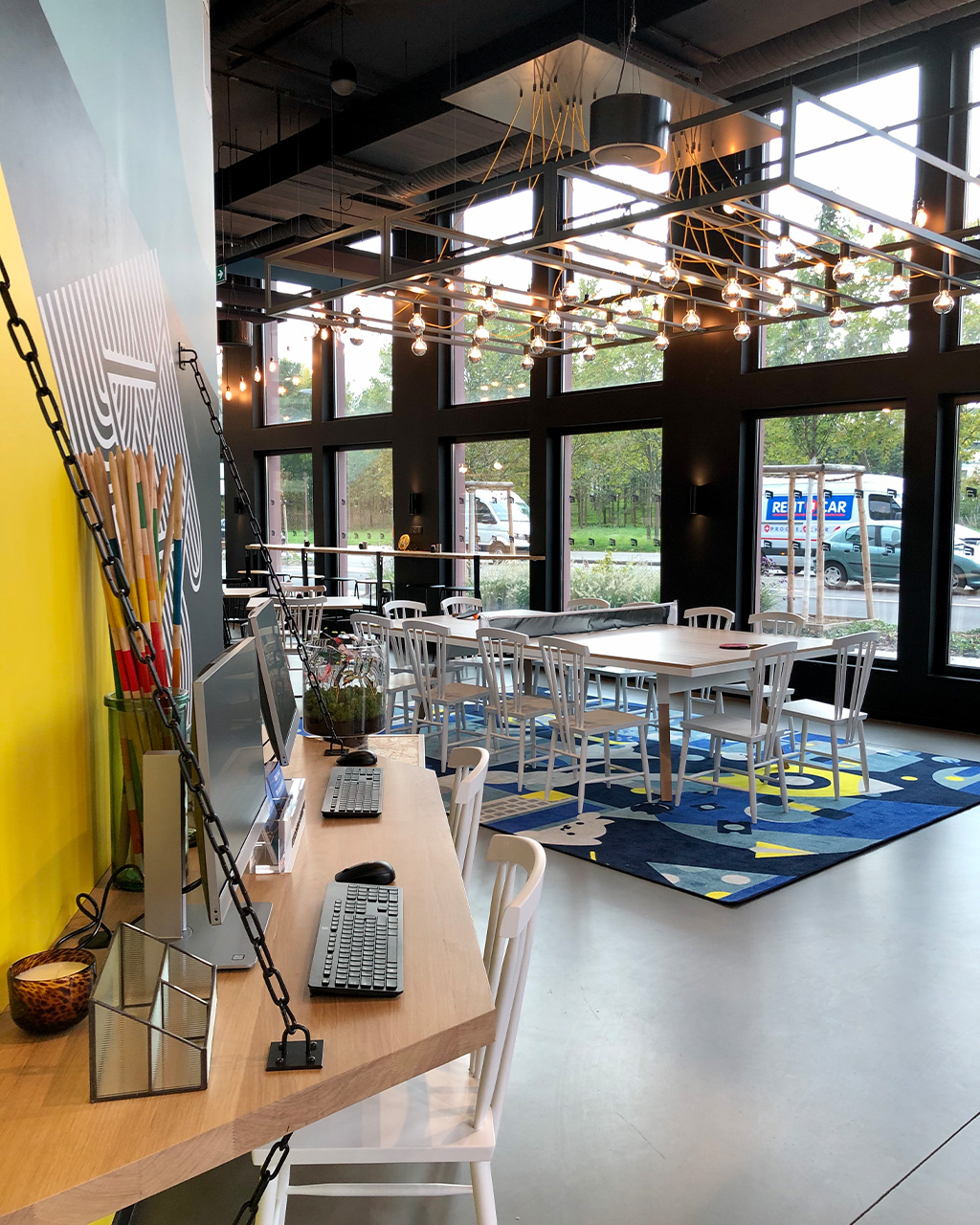 La touche Aloft Strasbourg : faire dialoguer l’univers pop et décalé de la marque avec l’identité de la ville. Le vélo, l’architecture et les symboles de Strasbourg sont réinterprétés à travers les couleurs, les graphismes et les jeux de lumière de la façade. Une identité forte qui accompagne le client dès l’extérieur et se prolonge naturellement dans l’ensemble des aménagements intérieurs de l’hôtel.