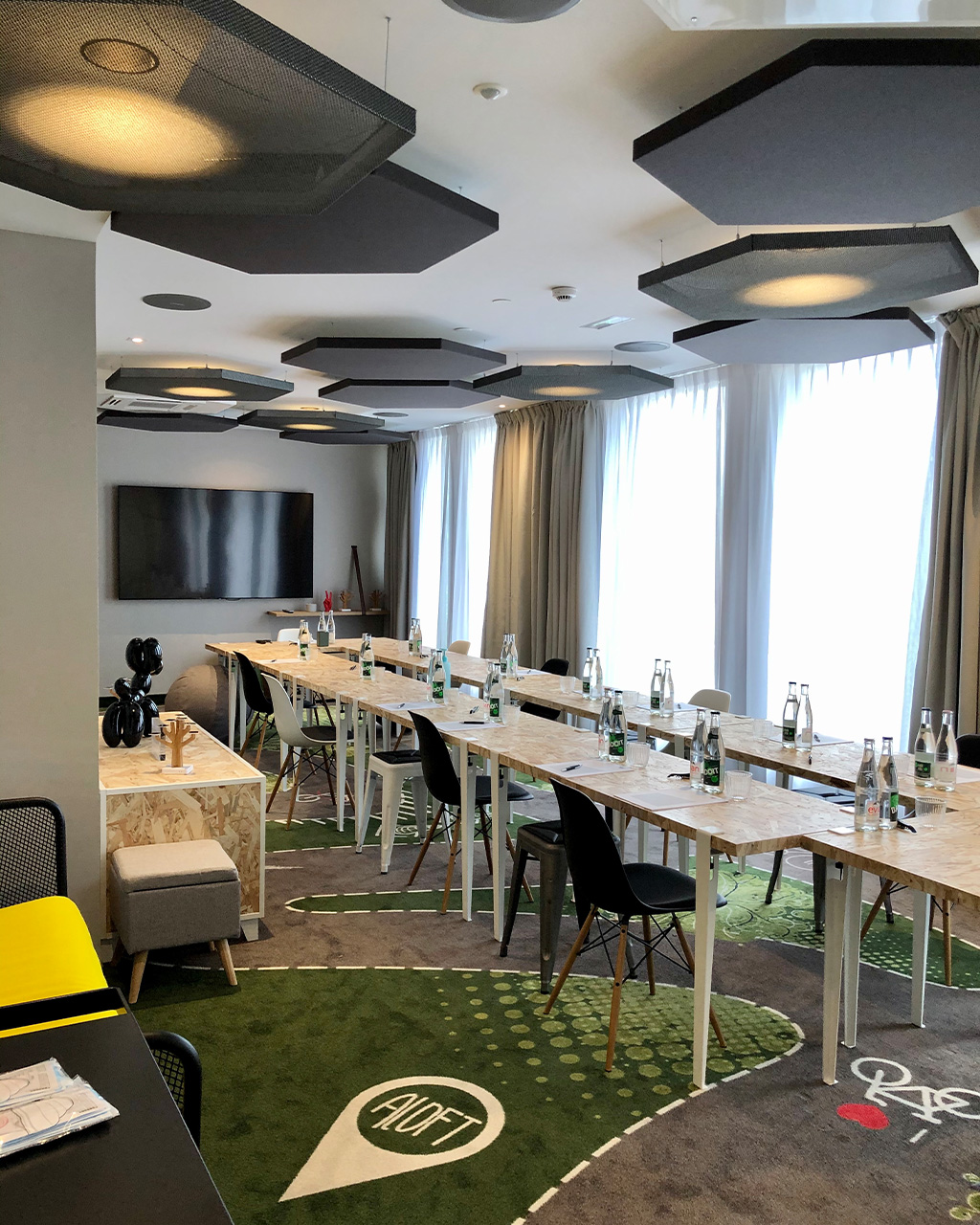 Chaque espace a été pensé dans une identité commune, déclinée jusqu’aux moindres détails. Papiers peints, coussins, graphismes d’écrans, tapis et revêtements muraux accompagnent l’architecture intérieure pour créer un univers cohérent, coloré et vivant, du lobby à la cage d’escalier.